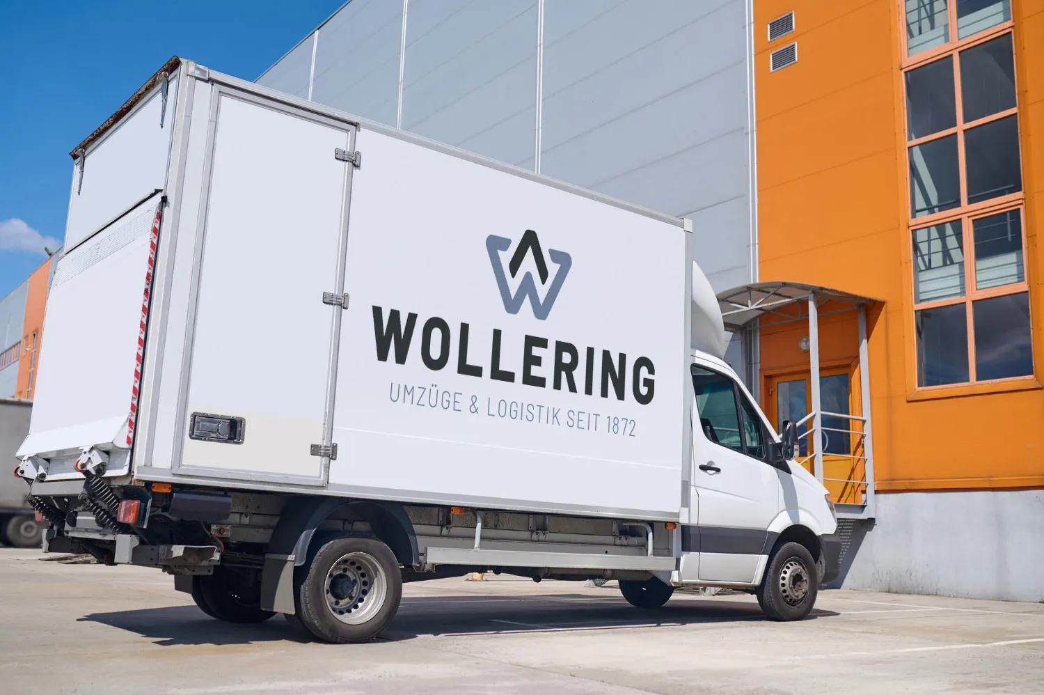 Wollering Umzugswagen mit Firmenlogo vor dem Logistikzentrum in Oldenburg